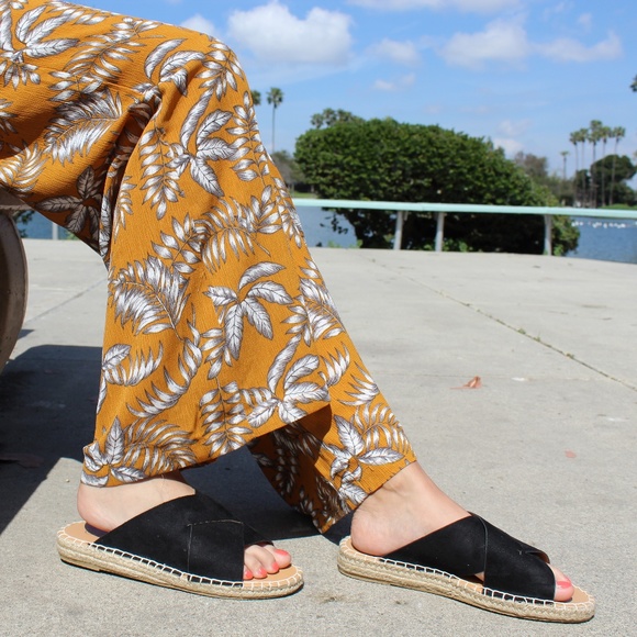 🚨//The Elinore// Black vegan suede Sandal - Picture 5 of 8